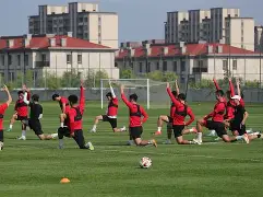 包含从国际比赛日广东宏远备战中超到里尔刷新队史纪录备战德国杯，清晨比利亚雷亚尔调整名单以备德国杯的词条